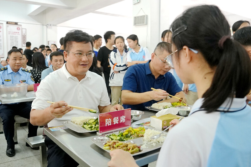 暖心陪餐 護航校園食品安全