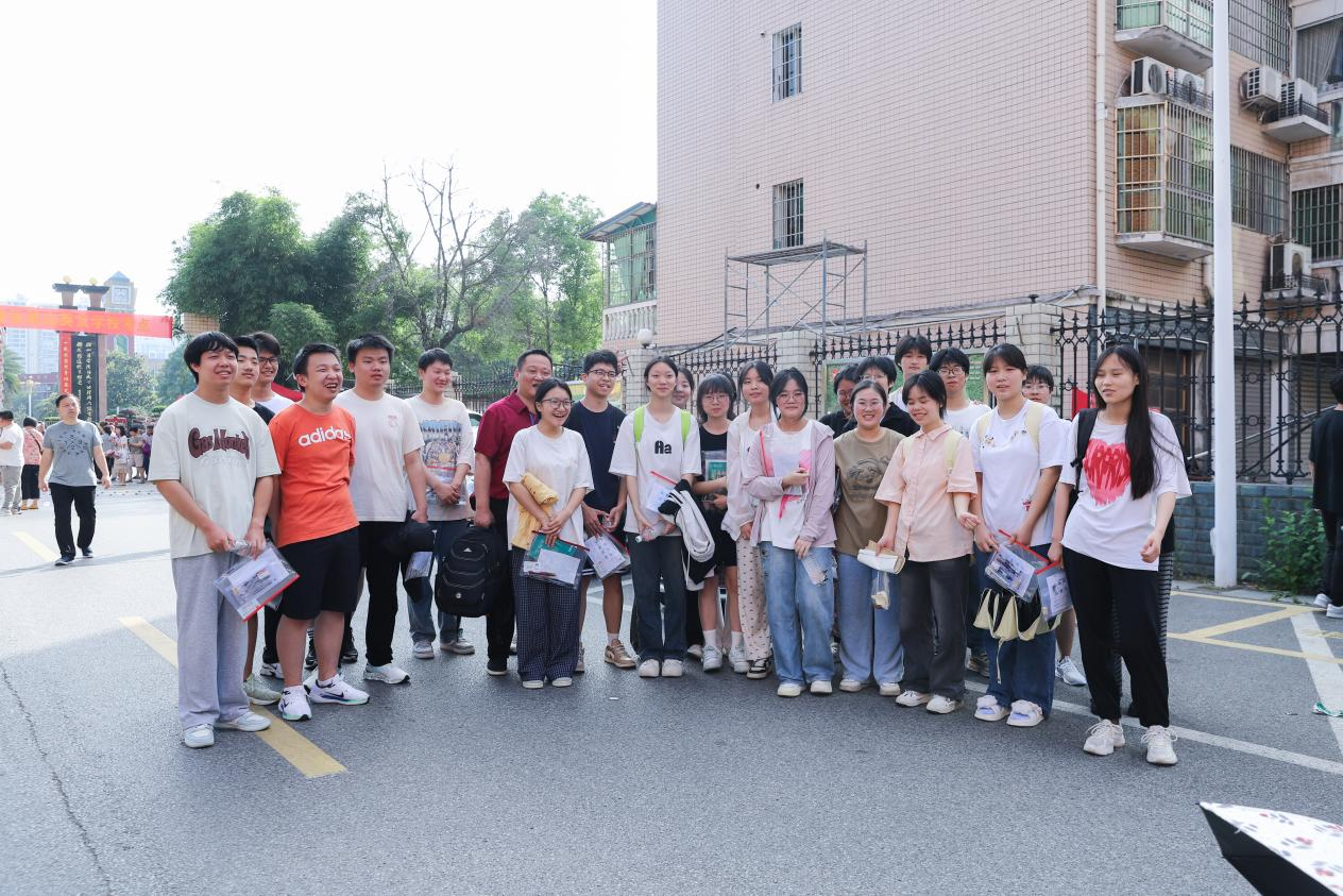 学子执笔逐梦，蒸湘守护青春答卷