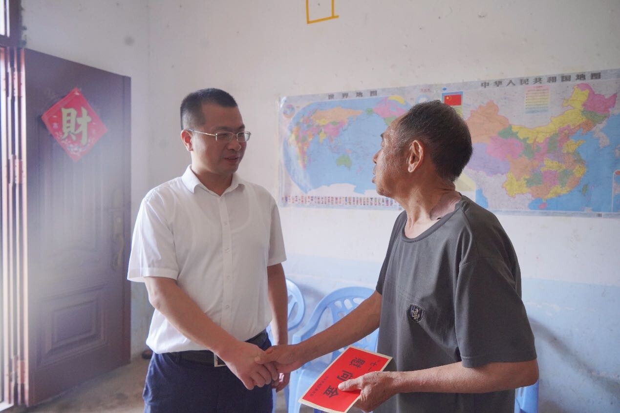 “七一”慰问情意重 组织关怀暖意浓