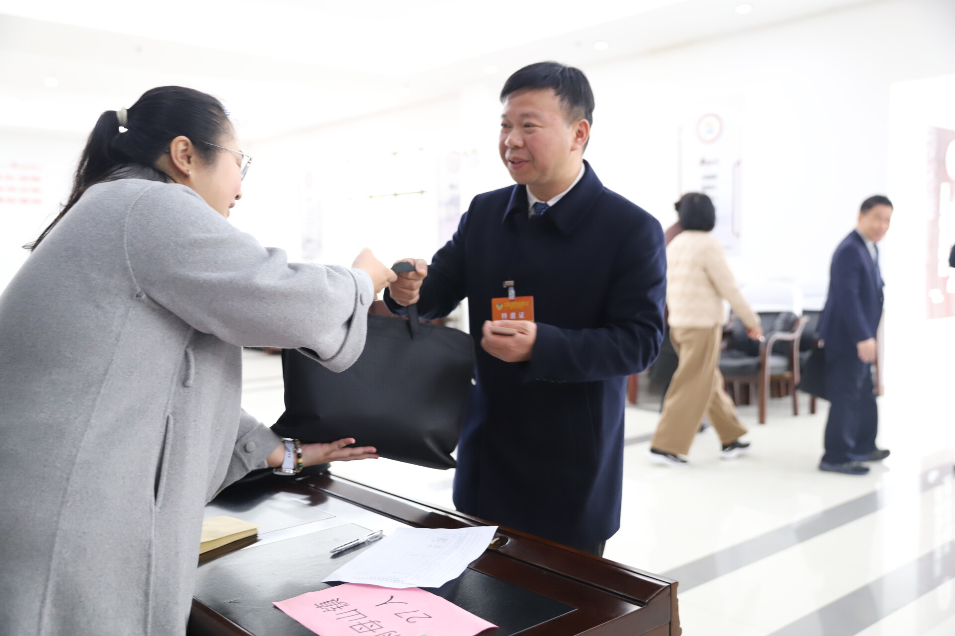 直击两会 | 齐心协力 共谋发展 人大代表陆续报到